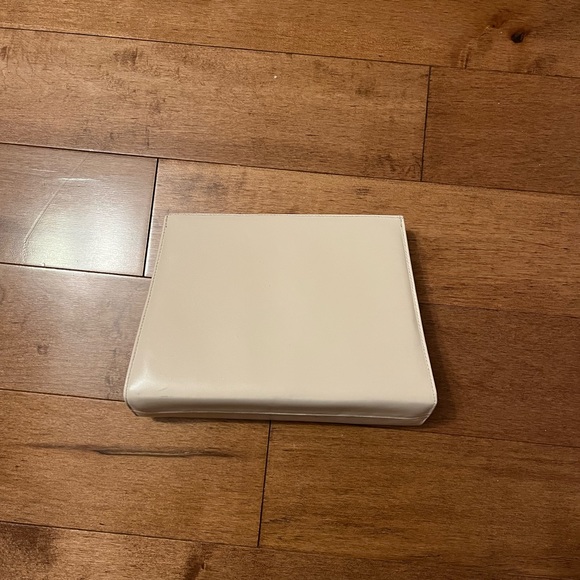 💕LIGHT PINK CLUTCH💕 - Picture 2 of 3